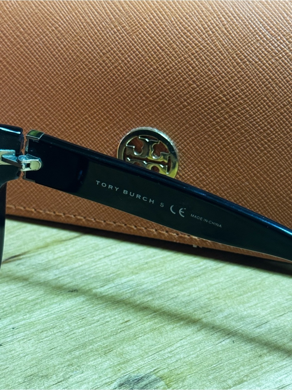 Tory Burch Black Oversized Round Sunglasses with Orange Logo Case - Picture 4 of 5